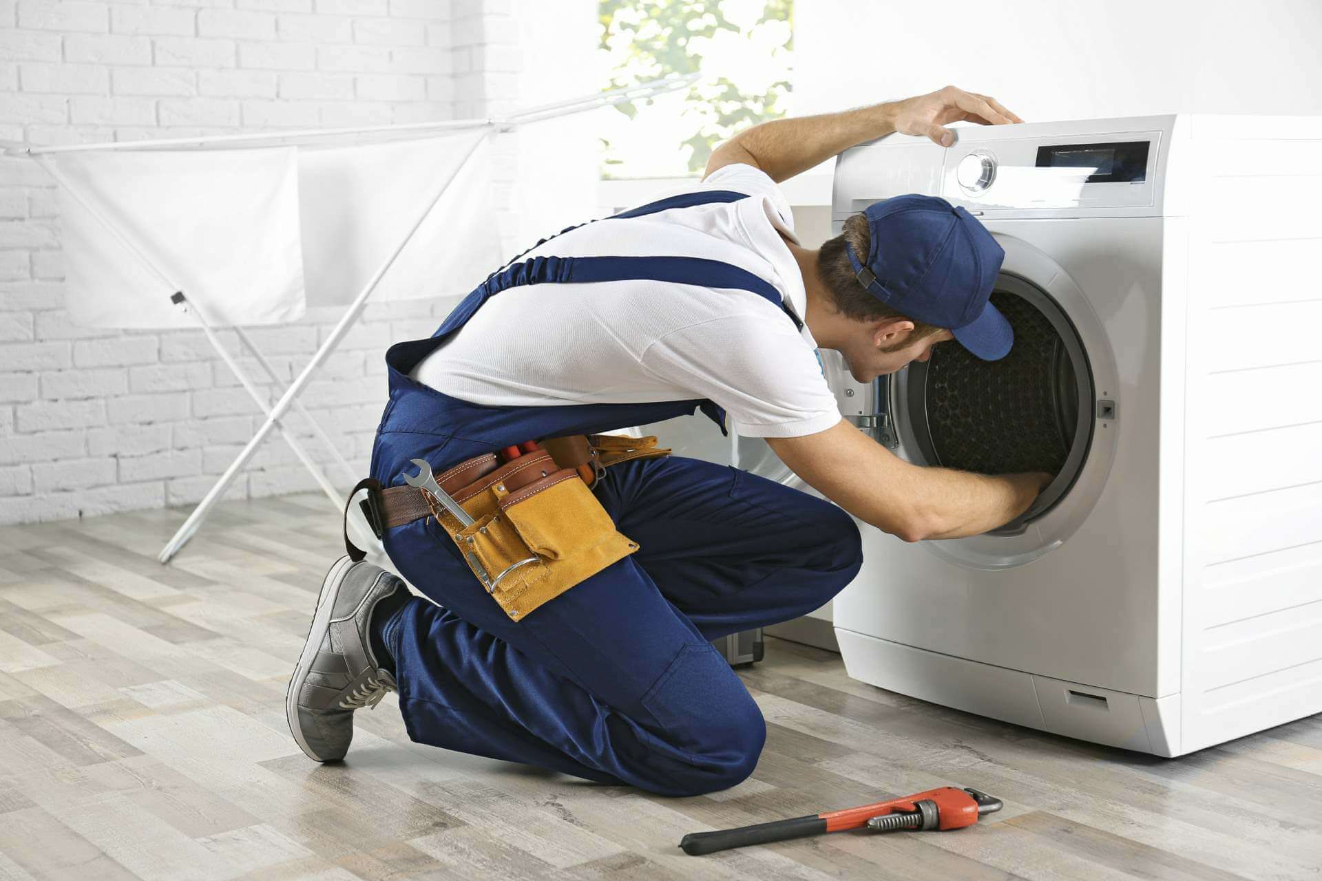Técnico del servicio técnico Balay reparando electrodomésticos en Sevilla