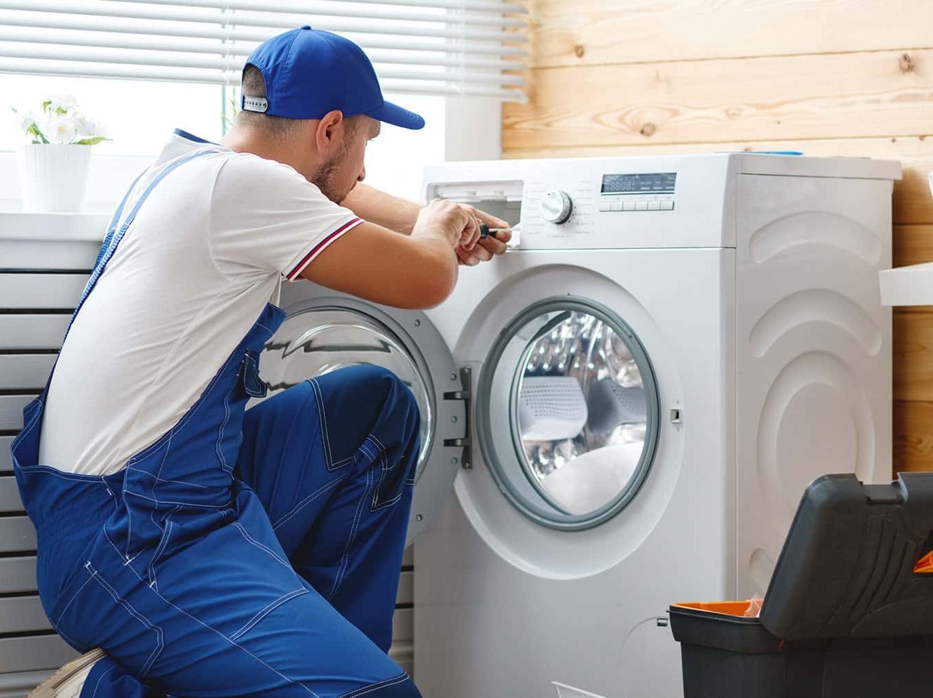 Técnico reparando electrodoméstico Balay en Carmona
